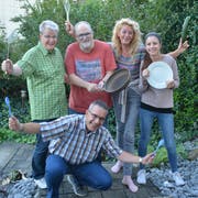 Das OK des Theatervereins Eisbrecher lädt zum Theater-Dinner. (Bild: Monika Wick)