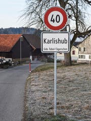 Die illegal aufgestellten 40-er-Schilder. (Bild: Roman Scherrer)