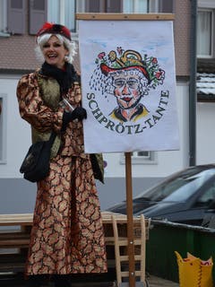Auch die Schprötz-Tante waren an der Bazenheider Fasnachtseröffnung beteiligt. (Bild: Beat Lanzendorfer, 9. Februar 2019)