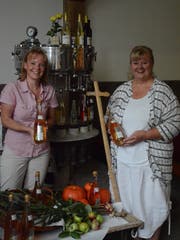 Esther Schaefer-Meier und Patricia Dähler mit je einer Flasche ihrer neuen Kreation (Bild: David Grob)