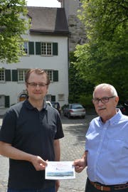 Im Hof von Schloss Herdern, wo gefeiert wird: Gemeindepräsident Ulrich Marti und Fest-OK-Präsident Jörg Himmelberger, der 1998 Gemeindeammann war, mit der schmucken Festschrift. (Bild: Mathias Frei)