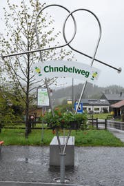 Diese Skulptur markiert beim Restaurant Rössli in Bächli Start und Ziel des Chnobelwegs. (Bild: Urs M. Hemm)