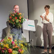 Der Thurgauer Kulturpreis 2019 geht an an Jossi Wieler. Regierungsrätin Monika Knill überreicht ihm die Urkunde. (Bilder: Andrea Stalder)