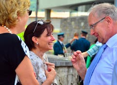 Alt Regierungsrat Hans Wallimann mit seiner Frau Brigitte links) und Landschreiberin Nicole Frunz Wallimann.