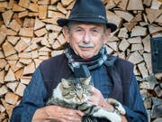 Reinhold Zepf mit Büsi der Familie Horber in Kalthäusern, wo er rund 20 Kühe untergebracht hat. (Bild: Andrea Stalder)