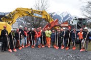 Symbolischer Spatenstich für die grossen Bauvorhaben auf den Schulanlagen Gadretsch (Bild) und Galstramm. (Bilder: Heini Schwendener)