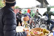 Frisch gestärkt stellt sich diese Gruppe erneut dem garstigen Wetter. (Bild: Heini Schwendener)