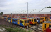 Aktuelle Züge der Tyne & Wear Metro vor dem alten Depot. (Bild: Djminisite/commons.wikimedia.org)