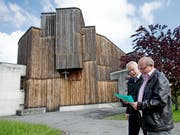 Die Pfarrkirche vor der Renovation. Hanspeter Wolfisberg (links) und Georg Berwert nehmen einen Augenschein. (Bild Corinne Glanzmann, 4. Mai 2016)