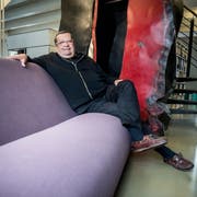 Architekt Pierre Honegger auf einem Canapé von Martin Szekély im Büro in Herdern. (Bild: Andrea Stalder)