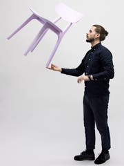 Elias Julian Kopp mit dem Styropor-Modell seines Stuhls «Mobula Chair». (Bild: PD)