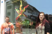 Christof Lehmann und Debora Büsser vor der GeniessBar. (Bild: Janine Bollhalder)