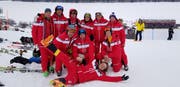 Die Voluntari-Gruppe des Zielsprungs der Herrenabfahrt, liegend Jakob Eriksson, der Chef dieses Streckenabschnittes. (Bild: PD)