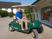 Geschäftsführer Daniel Schweizer unterwegs auf dem Golfwägeli.