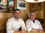 Philipp Schneider (links) und sein Vater Bruno (rechts) freuen sich auf den Ausbau des Restaurants Krone. (Bild: Timon Kobelt)