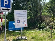 Ein mobiles Hinweisschild weist auf die Möglichkeit des Freilandparkierens hin – neu allerdings gegen Gebühr.