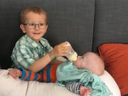 Mattia erhält von seinem Bruder den Schoppen.