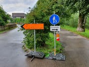 Wo geht es denn jetzt durch? Zwei Fussgänger-Wegweiser mit unterschiedlicher Aussage am Wattwiler Thurweg. (Bild: Ruben Schönenberger)