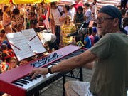 Roman Rutishauser hielt sich mit seinem Piano im Hintergrund, hatte jedoch die Aufmerksamkeit der Kinder auf sicher, sobald er den eigens für das Projekt in Oberuzwil komponierten Baustellensong anschlug.