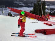 Das Ende der Ski-Weltmeisterschaften in Schweden naht. Simon Baumann befördert Netze ins Tal. (Bild: PD)