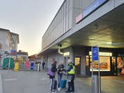 Der Verein Campus Wattwil verteilt Studentenfutter am Bahnhof Rapperswil, um für ein Ja zur Campus-Abstimmung zu werden. (Bild: Ruben Schönenberger)