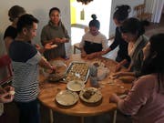 Hier werden im b-treff gemeinsam Momos zubereitet. Teigtaschen, die vorwiegend in der Region am Himalaya gegessen werden. (Bild: PD)