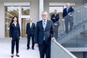 So präsentiert sich der Gemeinderat von Emmen noch bis Ende August: Gemeindepräsident Rolf Born (vorne) und die Gemeinderäte Susanne Truttmann, Thomas Lehmann, Josef Schmidli und Urs Dickerhof (von links). (Bild: PD, 15. November 2016)