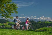 Mit sportlichen Trails, einer abwechslungsreichen Napfumrundung und vier Tagesetappen bietet die Region ein vielfältiges E-Bike-Abenteuer. (Bild: PD)