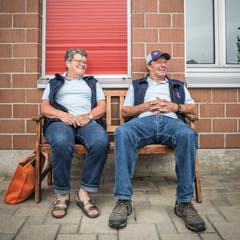 Ruth Marti und ihr Arbeitskollege Ernst Heuer auf einer Bank vor der KB-Station in Eggetsbühl.
