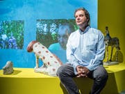 Konzeptkünstler Till Velten mit Skulpturen von Erich Bödeker. Im Hintergrund läuft eines von Veltens Videoporträts. (Bild: Andrea Stalder)