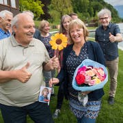 Der zurücktretende Oskar Mathis gratuliert Claudia Röösli von der L 20 zur Wahl. (Bild: Eveline Beerkircher, Horw, 19. Mai 2019)