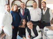 Kujtim Muharemi mit seiner Familie und dem Küchenteam des «Testarossa». (Bild: Lisa Jenny)