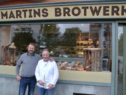 Geschäftsführer Roberto del Greco und Backmeister Martin Winkel (rechts) vor dem Geschäft am Paulusplatz. (Bild: Lucien Rahm, Luzern, 21. Mai 2019)
