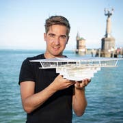 Futuristisch: Noel Rabuffetti mit dem Modell seiner Konzertinsel. Bild: Ralph Ribi