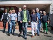 Sie sind enttäuscht: Mitglieder der Kirchenvorsteherschaft der Evangelischen Kirchgemeinde Kreuzlingen mit Präsident Thomas Leuch (Mitte) und weitere Befürworter. (Bild: Andrea Stalder)