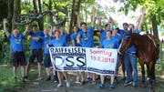 Das Organisationskomitee posiert mit Mountainbike und Pferd Elvis am Hüttwilersee. (Bild: Manuela Olgiati)