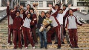 Erinnerungsfoto aus Schanghai: Eva Büchi mit dem geretteten Erdong an ihrer Seite und seiner Schulklasse. (Bild: PD)