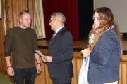 Gemeindepräsident Erich Baumann und Gemeindeschreiberin Iris Weber gratulieren Berufsweltmeister Kerim Hut. (Bild: Manuela Olgiati)