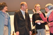 Beim Theaterstück «En Notfall» überzeugen die Akteure mit gekonnter Mimik und Gestik. (Bild: Adi Lippuner)
