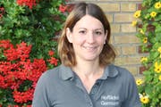 Claudia Germann stellt verschiedene Konfisorten für ihr Hoflädeli in Goldach her. (Bild: Sina Walser)