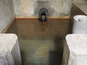 Trotz des fehlenden Niederschlags ist Quellwasser im Gebiet Langenau in Oberuzwil vorhanden. Der Strahl des Wassers ist aber äusserst dünn.