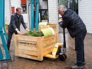 Vize-Gemeindepräsident Enrico Kämpf hilft Viktor Gschwend bei der Anlieferung der Biodiversitätsboxen. (Bild: Larissa Flammer)