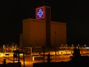 Die Schweizer Flagge für einmal als Laser-Abbild. Bild: PD