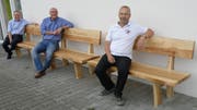 Die Gemeindepräsidenten Stephan Good (Uttwil), Andreas Diethelm (Hefenhofen) und Kurt Henauer (Kesswil) nehmen auf ihrem Geschenk Platz. (Bild: PD)