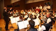 Die Feldmusik Beckenried präsentierte unter Leitung von Heini Iten vielseitige und mitreissende Tanzmusik aus aller Welt. (Bild: Kurt Liembd (26. Mai 2018))