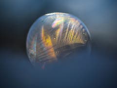 So kalt war es am Wochenende, dass sogar die Seifenblasen gefrieren. (Bild: Petra Jung (Hämikon, 16. Dezember 2018))