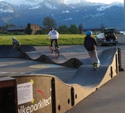 Der mobile Pumptrack, den der Flow-Bikeverein im vergangenen Mai auf dem Areal beim Mattli-Schulhaus in Sachseln aufstellte. (Bild: PD)