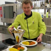 Michael Aeschbacher arbeitet im Seniorenzentrum Andermatt und kocht für Heiligabend ein exquisites Menü. (Bild: Carmen Epp)