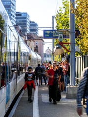 Am Bahnhof Stadt zeigt es derzeit häufiger Verspätung an. (Bild: Ines Biedenkapp)