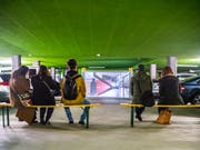 Der «Boulev'art» ist ein Teil der Kunstnacht und wird von Reto Müller kuratiert. Tiefgaragen dienen als Multiplex-Kino. (Bild: Andrea Stalder)